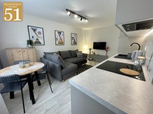 拉多姆Piękny przytulny apartament - blisko akwenu wodnego的厨房以及带沙发和桌子的客厅。