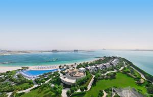 拉斯阿尔卡麦Mövenpick Resort Al Marjan Island的海滩上的度假村的空中景致