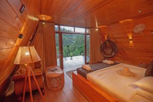 埃拉Tea Cabins的小木屋内一间卧室,配有一张床