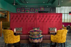 布兰察斯镇都柏林皇冠假日酒店布兰查的红色长凳,配有两张桌子和两把椅子
