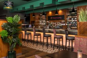 布兰察斯镇都柏林皇冠假日酒店布兰查的餐厅内带棕色凳子的酒吧