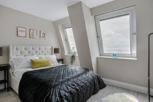 布莱顿霍夫Green Diamond by Creatick Apartments的一间卧室设有一张大床和一个窗户。