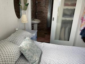 斯莱戈Wild Atlantic cabin的一间卧室配有一张床,浴室设有水槽