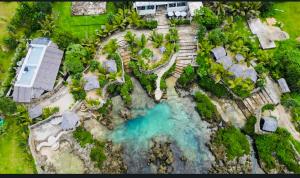 EtonBanana Bay Beach Club的享有度假村旁的泳池的空中景致