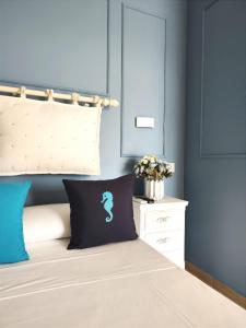 伊斯基亚Villa Antonietta Ischia的一间卧室配有一张蓝色墙壁的床