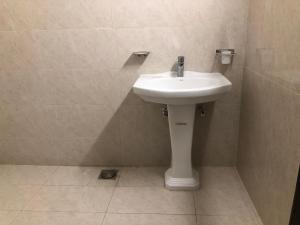 拉合尔Defence-Mark-Hotel的客房内的白色盥洗盆浴室