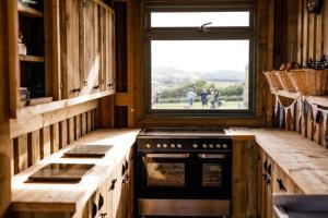 雅茅斯11 Bee Hive, Camp Tapnell的厨房配有炉灶和窗户。