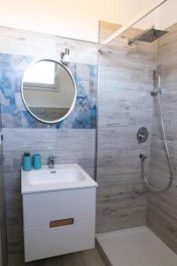 索尔索Appartamento Sorso的一间带水槽和镜子的浴室