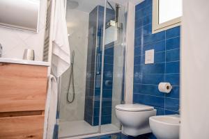 维耶特里Armarì Panoramic Flat的浴室设有卫生间和蓝色瓷砖淋浴。