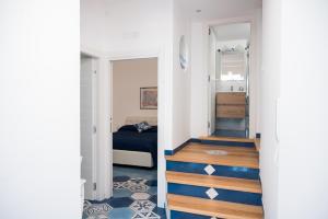 维耶特里Armarì Panoramic Flat的一间设有楼梯的客房,通往一间卧室