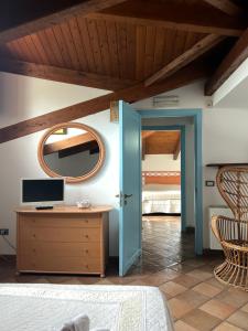 塔兰托All'Ombra del Palmeto的一间卧室配有一张床、一张书桌和一面镜子