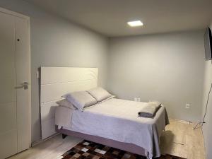 拉热斯Norte Hospedagem的卧室配有一张床