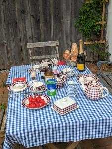 派廷格Ferienwohnung Hofen 5的一张蓝白桌子,上面放着盘子和一瓶葡萄酒