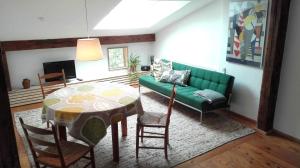派廷格Ferienwohnung Hofen 5的客厅配有绿色沙发和桌子