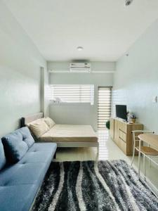 伊洛伊洛WV 4 Urban Studio的客厅配有蓝色的沙发和地毯。