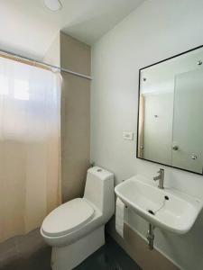 伊洛伊洛WV 4 Urban Studio的浴室配有白色卫生间和盥洗盆。