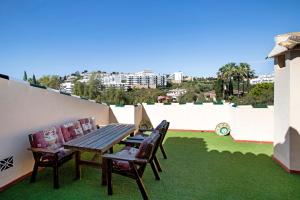 卡拉德米哈斯Villa For Families los Agaves的屋顶上带木桌和椅子的庭院
