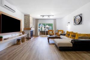 卡拉德米哈斯Villa For Families los Agaves的带沙发和电视的客厅