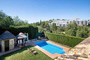 卡拉德米哈斯Villa For Families los Agaves的一座房子的院子内的游泳池