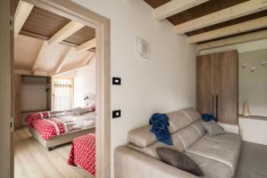 卡瓦莱塞Prà Lisandro的客厅配有沙发和1张床