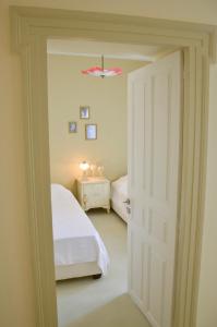LímniArtistic House in Limni Evias的一间卧室设有两张床和一扇开放式门