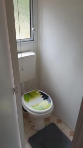 科特布斯Tinyhaus idyllisch am Waldesrand的一间带卫生间的小浴室,设有窗户