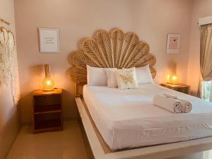 吉利阿尔Follow Your Dreams Gili Air的一间卧室配有一张大床和两盏灯
