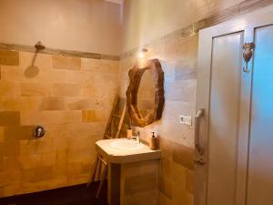 吉利阿尔Follow Your Dreams Gili Air的一间带水槽和镜子的浴室
