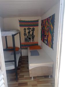 萨尔瓦多hostel quintal da sereia的小房间设有双层床和梯子