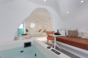 斯泰里达Naxos Cave Suites的白色的客厅配有沙发和桌子