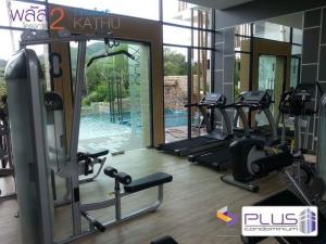 卡图Plus 2 Condo Phuket by ABCD的健身房设有数台跑步机和椭圆机