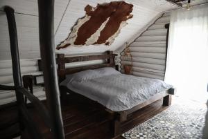 斯瓦拉瓦База відпочинку Forest Stream的阁楼卧室配有床