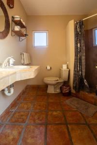 圣何塞德尔卡沃Chris Villa La Jolla San José del Cabo的一间带卫生间和水槽的浴室