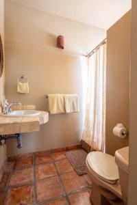圣何塞德尔卡沃Chris Villa La Jolla San José del Cabo的一间带卫生间和水槽的浴室