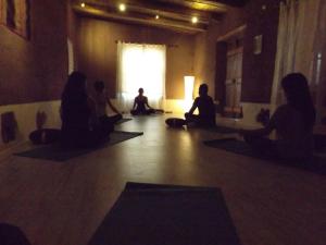 圣佩德罗·德·阿塔卡马波布拉多奇麦尔酒店的一群坐在房间做瑜伽的人