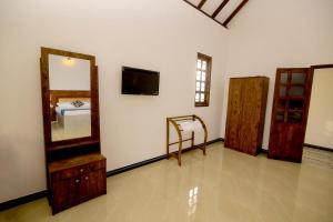 阿努拉德普勒Ari Guest House的一间设有镜子和一张床的房间
