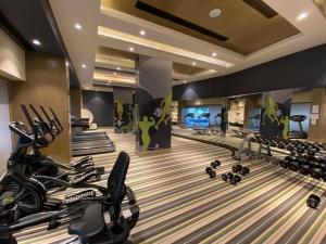 勒克瑙The Grace Residency, Lucknow的空的健身房,配有跑步机和健身器材