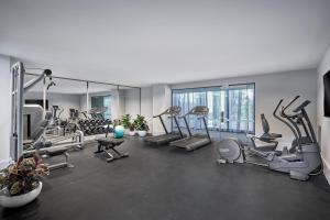 墨尔本Element Melbourne Richmond的健身房拥有许多跑步机和机器