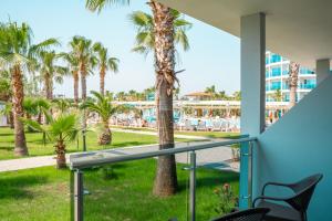 基兹洛特苏丹Spa梦酒店 的从棕榈树度假村的阳台可以欣赏到风景