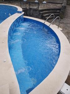 奇夫利克Family Hotel Chiflik Hills的蓝色海水大型游泳池