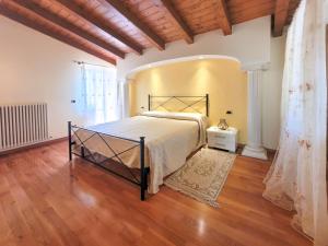 利莫内-苏尔加达Villa Fior di Loto的一间卧室配有一张床,铺有木地板