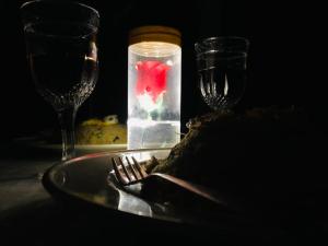 阿努拉德普勒Grand Refuge Romantic dinner & Bikes的配蜡烛和两杯酒杯的盘子