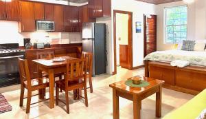 库尔克岛Caribbean Beach Suite的一间带桌子的厨房和一间带床的厨房