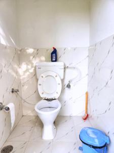 比尔瓦Hipostel Bir - Stay and Cafe的一间位于客房内的白色卫生间的浴室