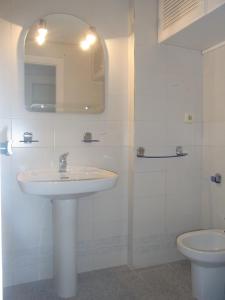 拉曼加戴尔马尔梅纳Residencial Los Ibicencos V.v.的白色的浴室设有水槽和卫生间。