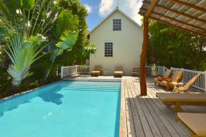 库尔克岛Hidden Gem Cabana的一座带房子的游泳池