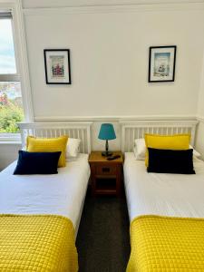 布罗德斯泰Pierremont En-Suite Rooms的两张带黄色枕头的床