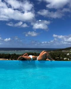 Rodrigues IslandLe Marin, Rodrigues Island的躺在游泳池边的女人