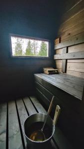 拉努阿In Love with Lapland Cabin的房屋角落里的一个有水桶的房间