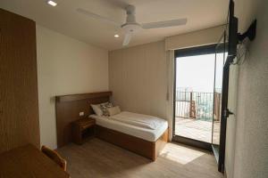 加尔达湖滨阿尔伯格德瓦酒店 的一间带床和阳台的小卧室
